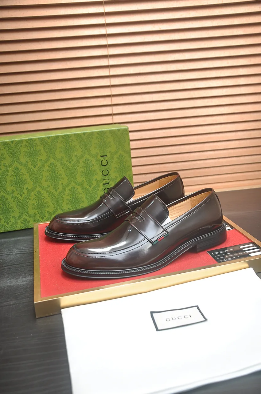 Men's shoes💰500💶Italy's top luxury men's shoe giant (GUCCI) (Gucci) (full cowhide lining) new arrival🍃Original European style🔰 Pleasant to the eye😍In order to make the shoes more durable and non-deformable🌀The production continues to follow traditional methods but there is still no lack of innovation💪Choose original sheepskin for the leather♻️ Smooth and natural And extra bright ⭐Made of imported cowhide, the first choice of rich people 38-45 (45 customized)